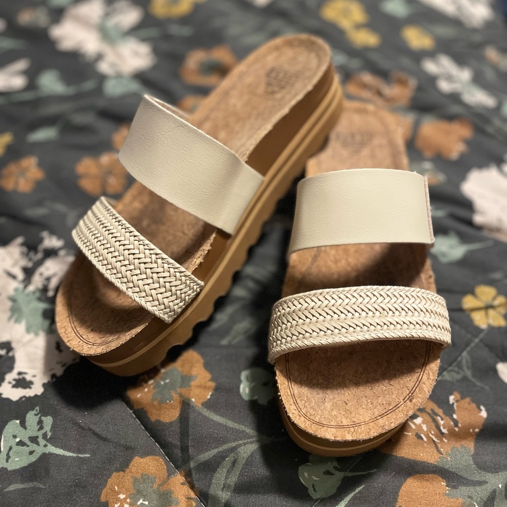 Reef Sandals, Size 8, Cream color